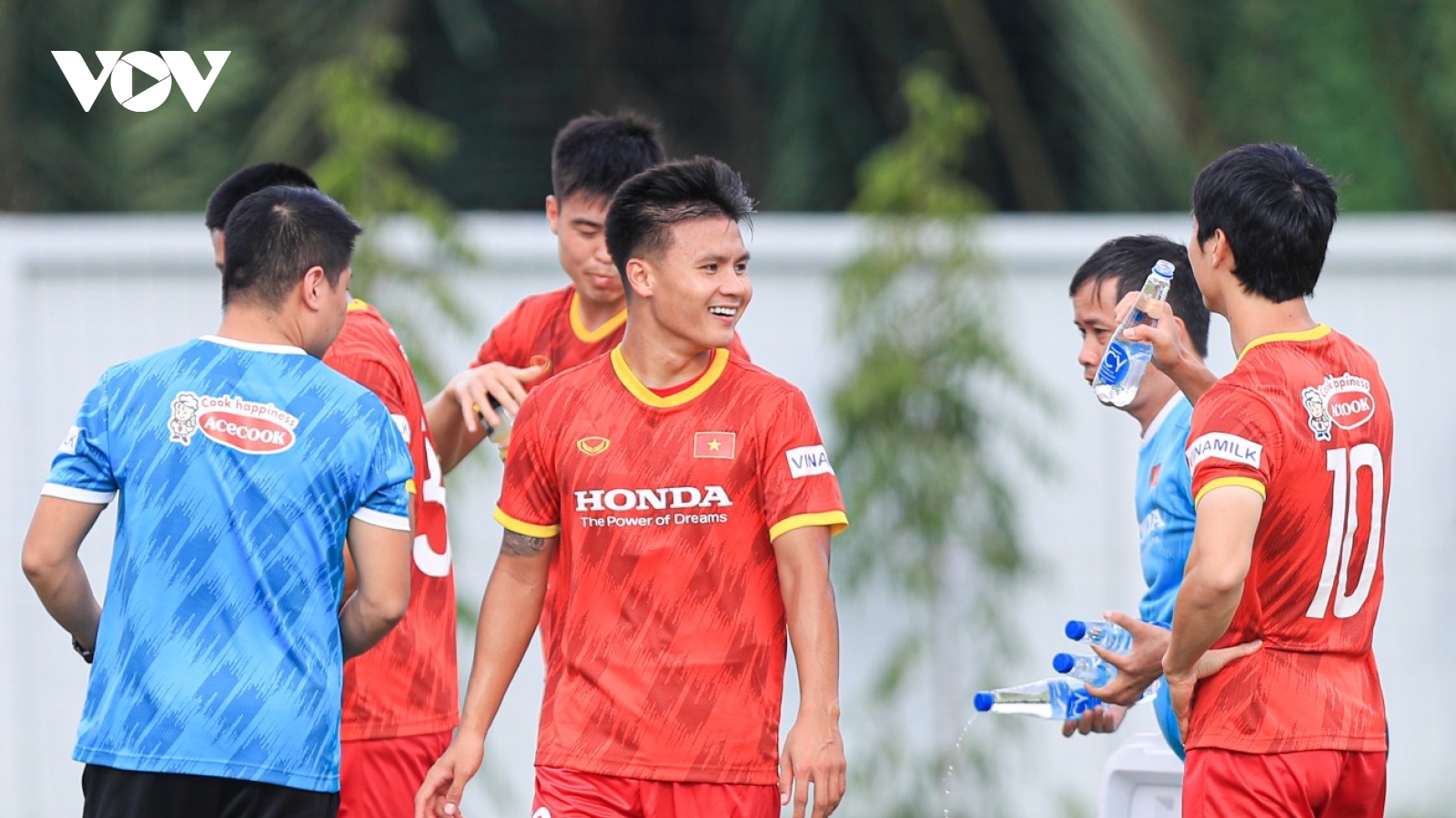 Quang Hải “tươi như hoa” trong buổi rèn quân của ĐT Việt Nam