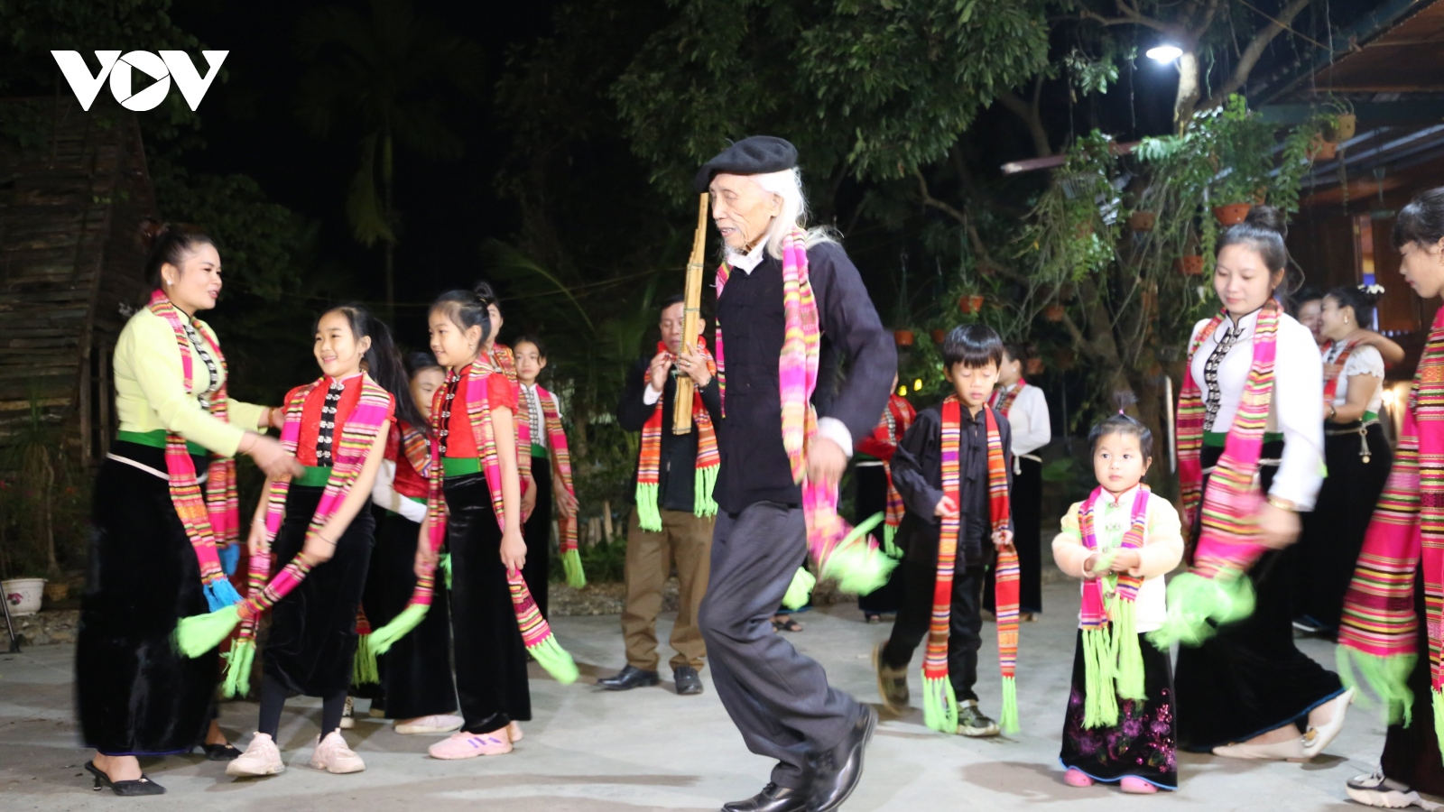 Điệu Xòe như cơm ăn, nước uống