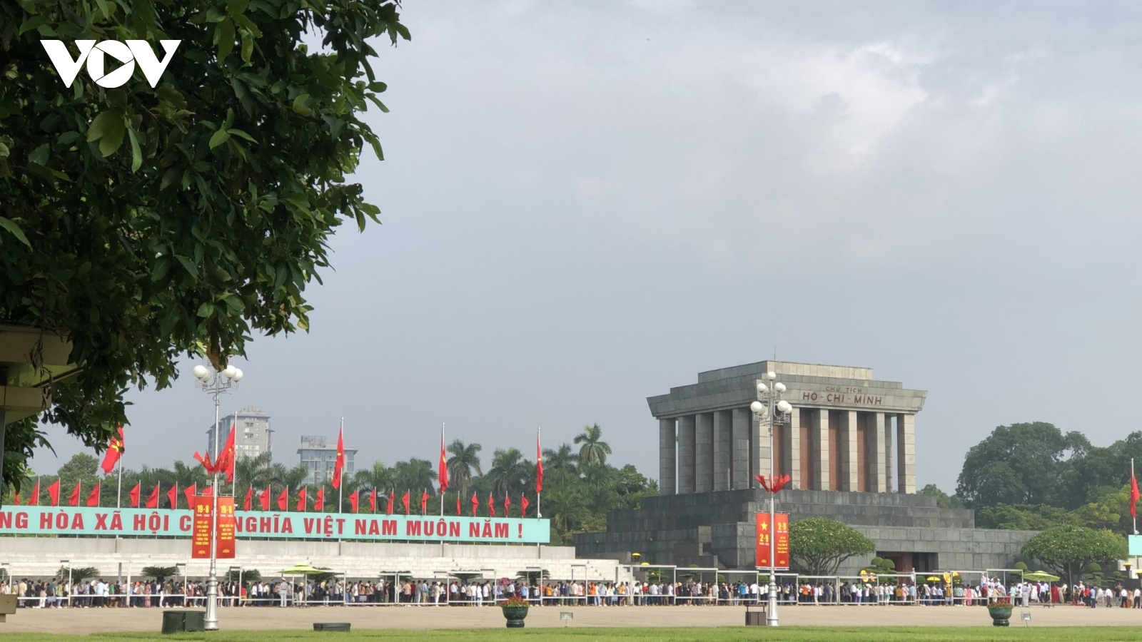 Người dân dâng hương tưởng niệm Bác Hồ