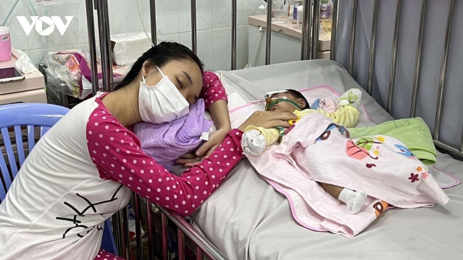 Bệnh nhi ở TP.HCM ồ ạt nhập viện vì bệnh đường hô hấp