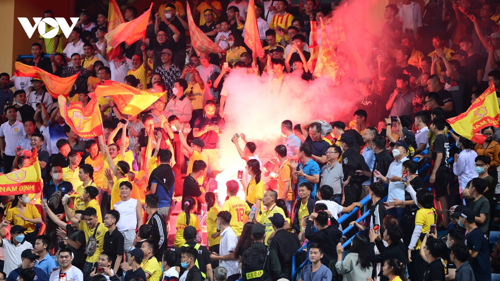 Pháo sáng xuất hiện ở Hàng Đẫy trong trận Hà Nội FC - Nam Định