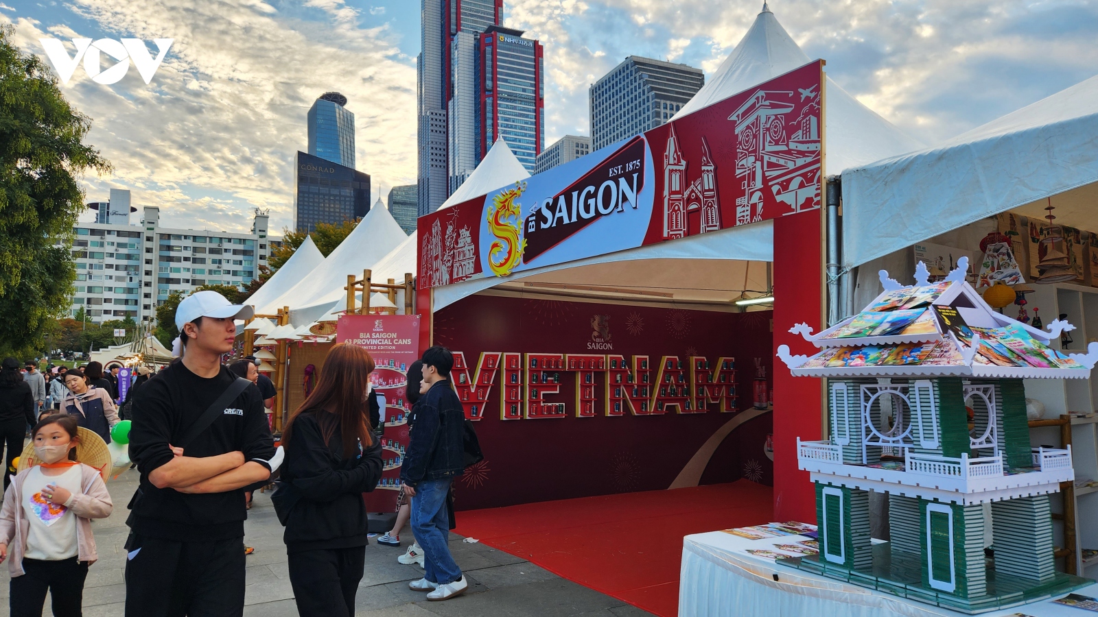 Người dân Hàn Quốc thích thú trải nghiệm văn hóa Việt bên bờ sông Hàn