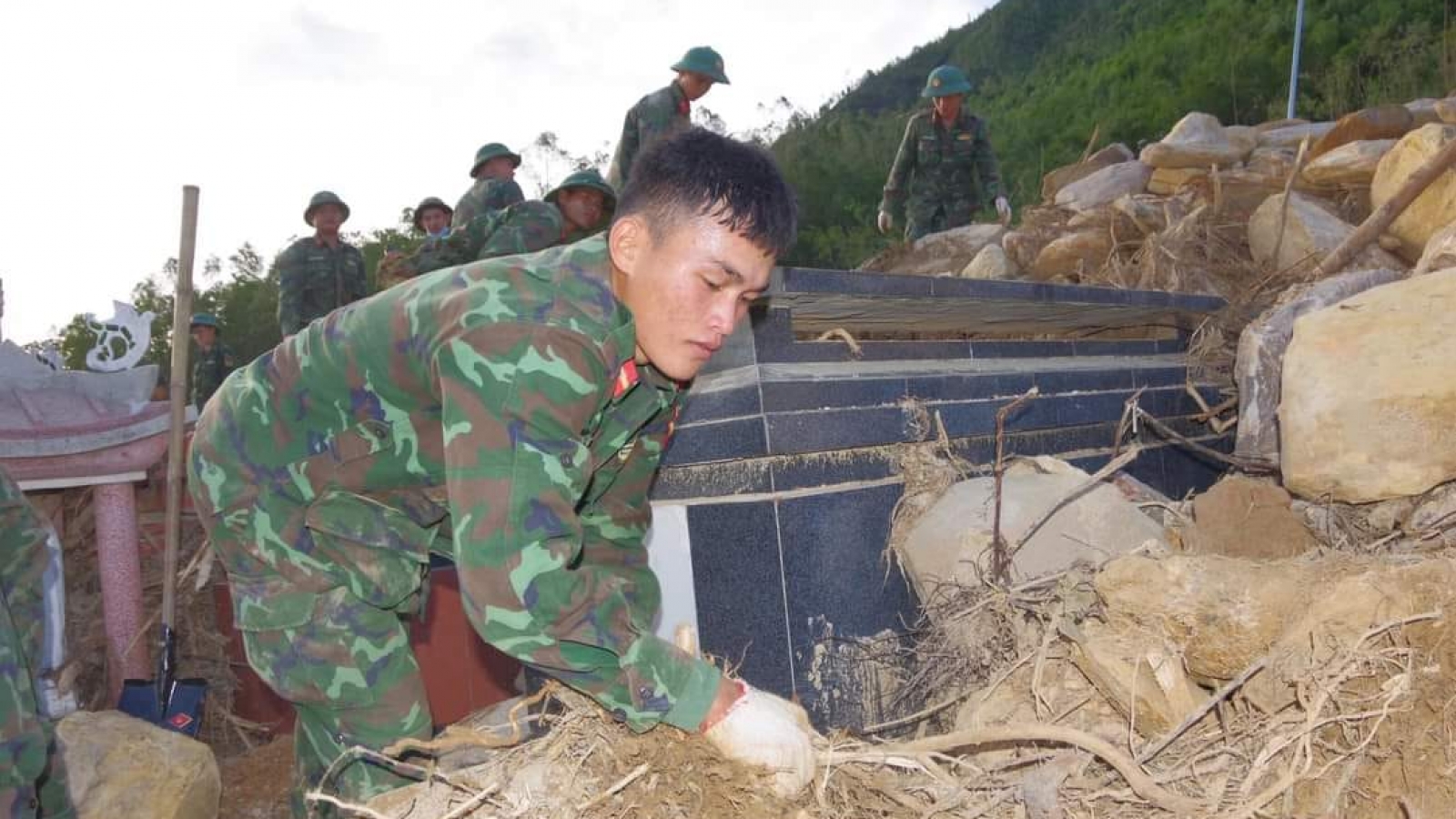 Hơn 600 ngôi mộ bị đất đá vùi lấp và cuốn trôi tại Nghĩa trang Hòa Sơn