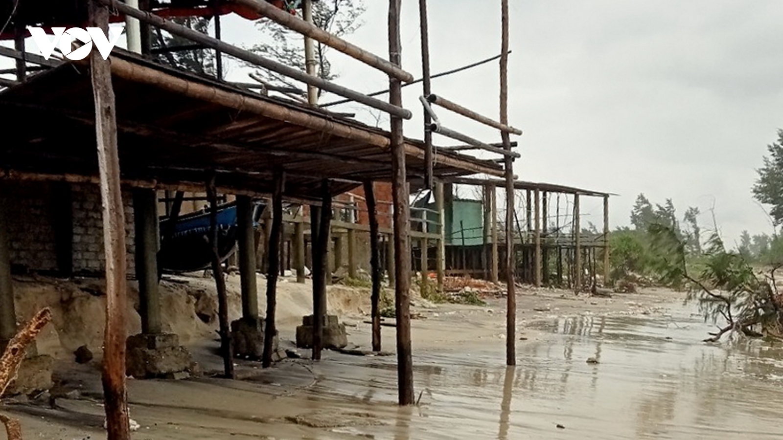 Hàng quán ven biển bị xói lở, đổ sập do triều cường xâm thực ở Quảng Trị