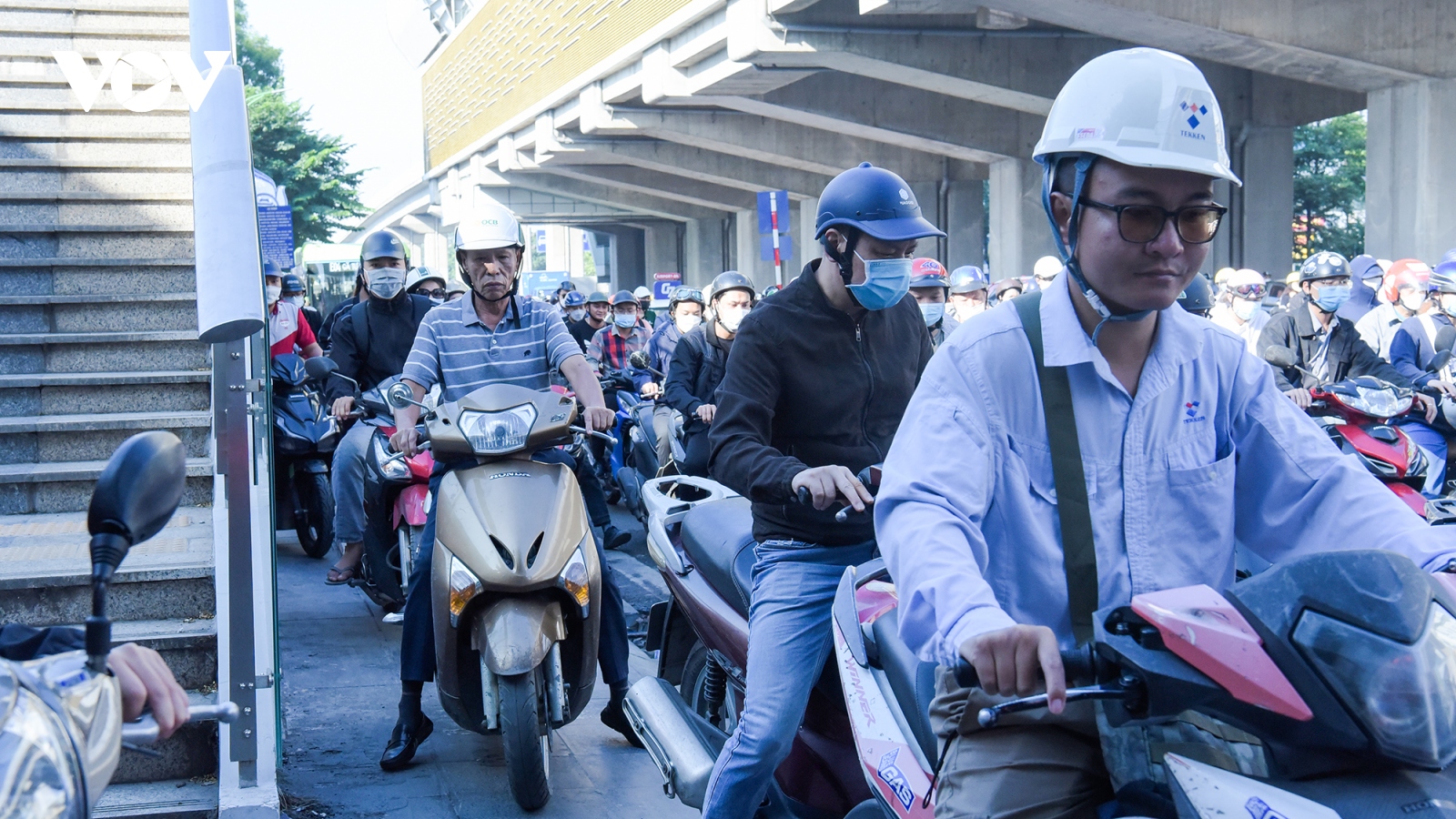 Người Hà Nội "vô tư" lao lên vỉa hè, đi ngược chiều trong giờ cao điểm