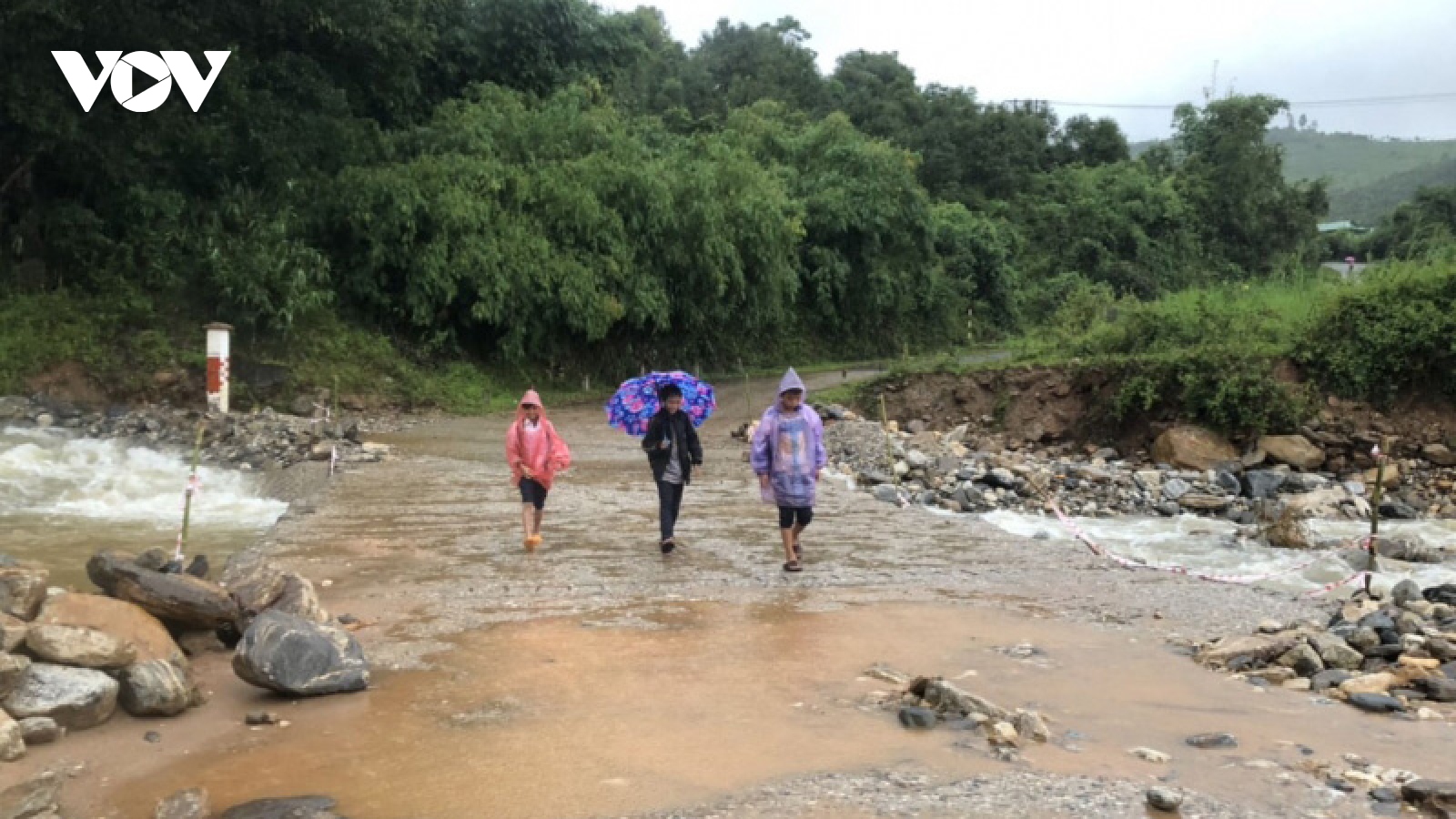 Mưa lũ huyện Tu Mơ Rông, tỉnh Kon Tum cho hơn 8.000 học sinh nghỉ học