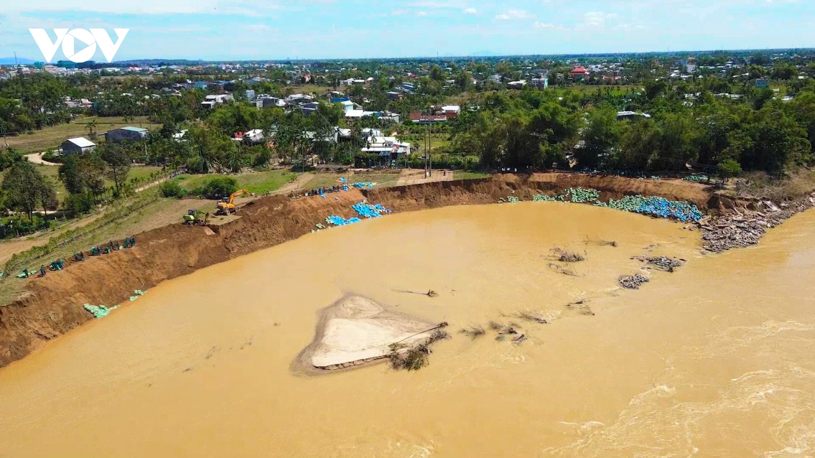 Sông Vu Gia tiếp tục sạt lở, nhiều diện tích đất sản xuất bị cuốn trôi