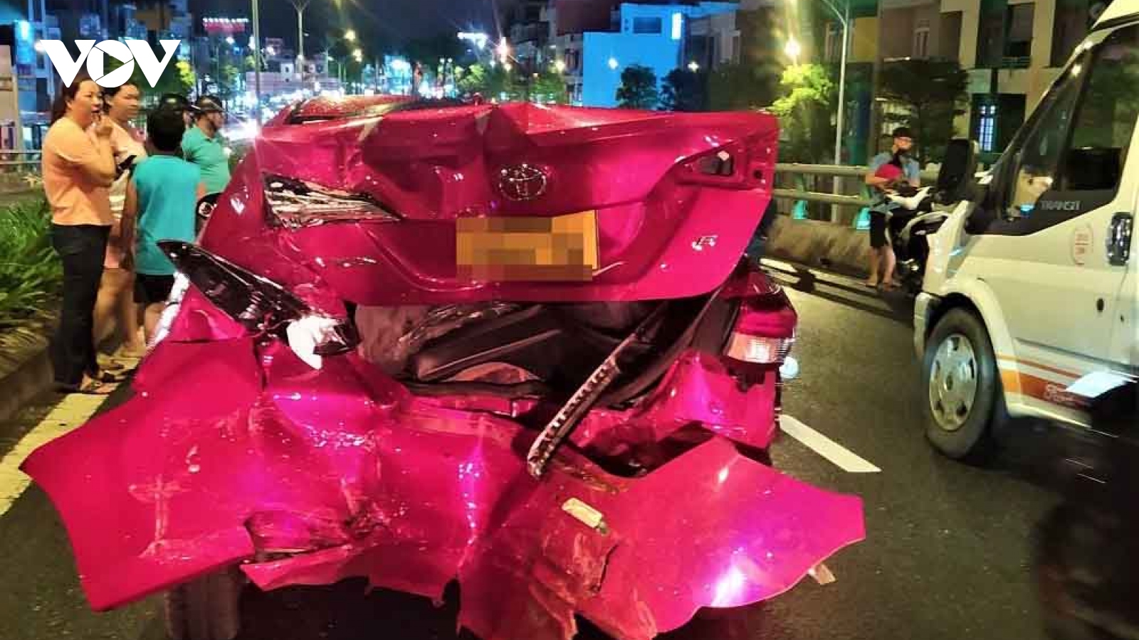 Tai nạn liên hoàn giữa 2 ô tô và hàng loạt xe máy, nhiều người bị thương