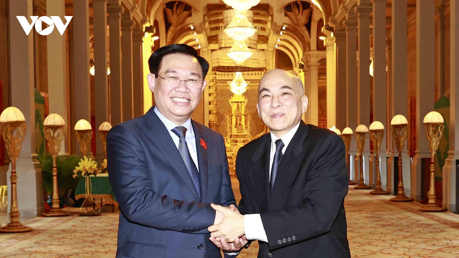 Chủ tịch Quốc hội Vương Đình Huệ chào Quốc vương Campuchia