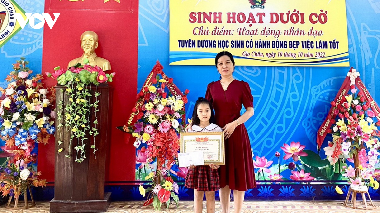 Khen thưởng học sinh lớp 1 nhặt được của rơi, trả lại người mất