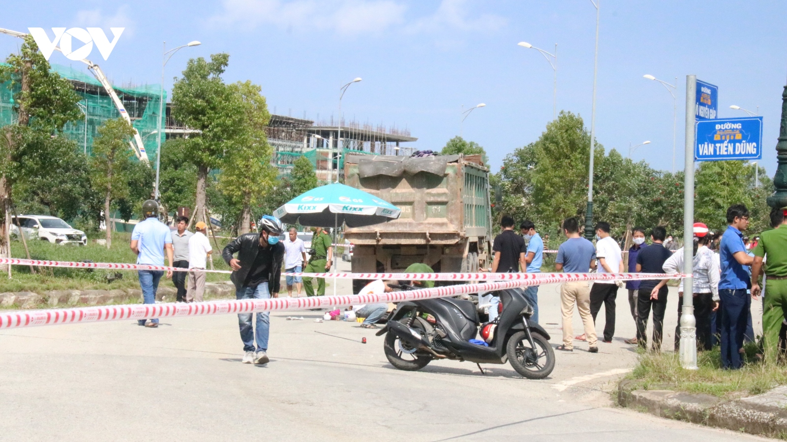 3 mẹ con tử vong sau va chạm với xe tải