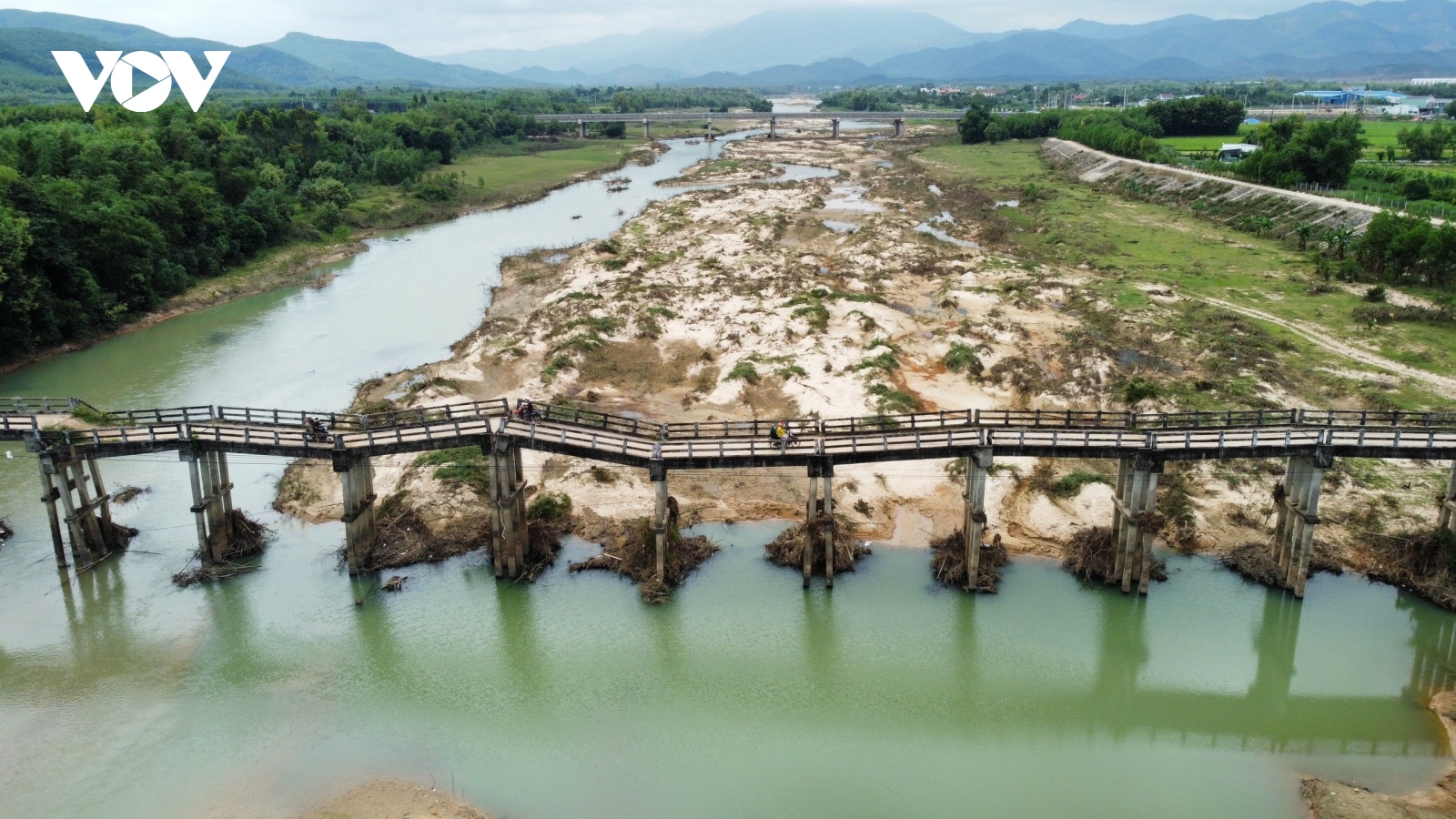Dân bất an qua cầu gãy nhịp, sụt lún