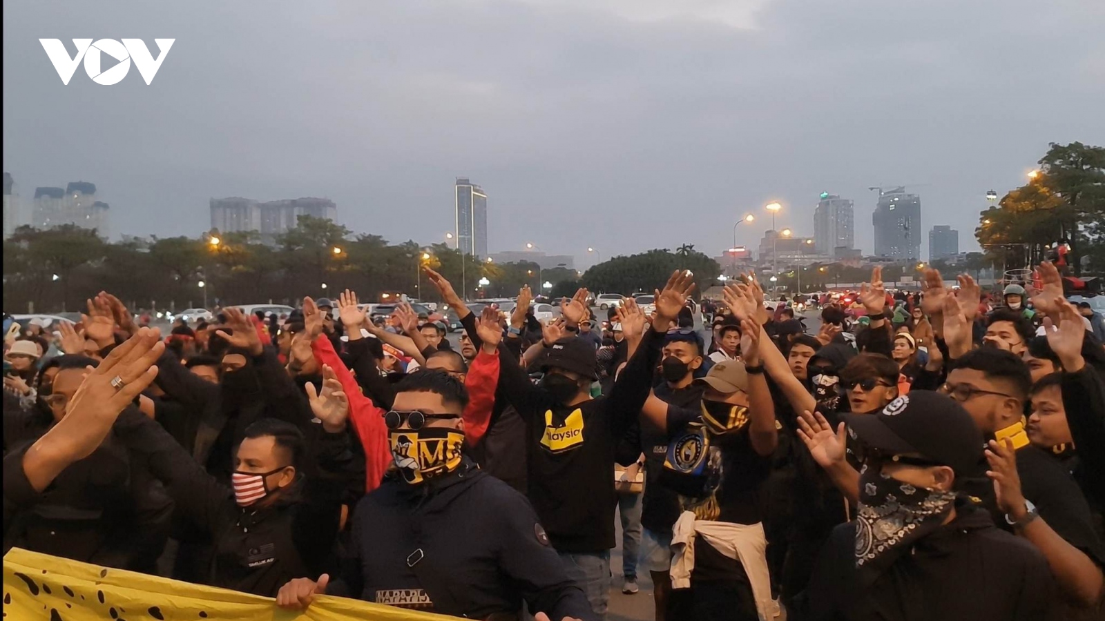 Khoảnh khắc CĐV Việt Nam và CĐV Malaysia vui vẻ giao lưu trước trận cầu đinh
