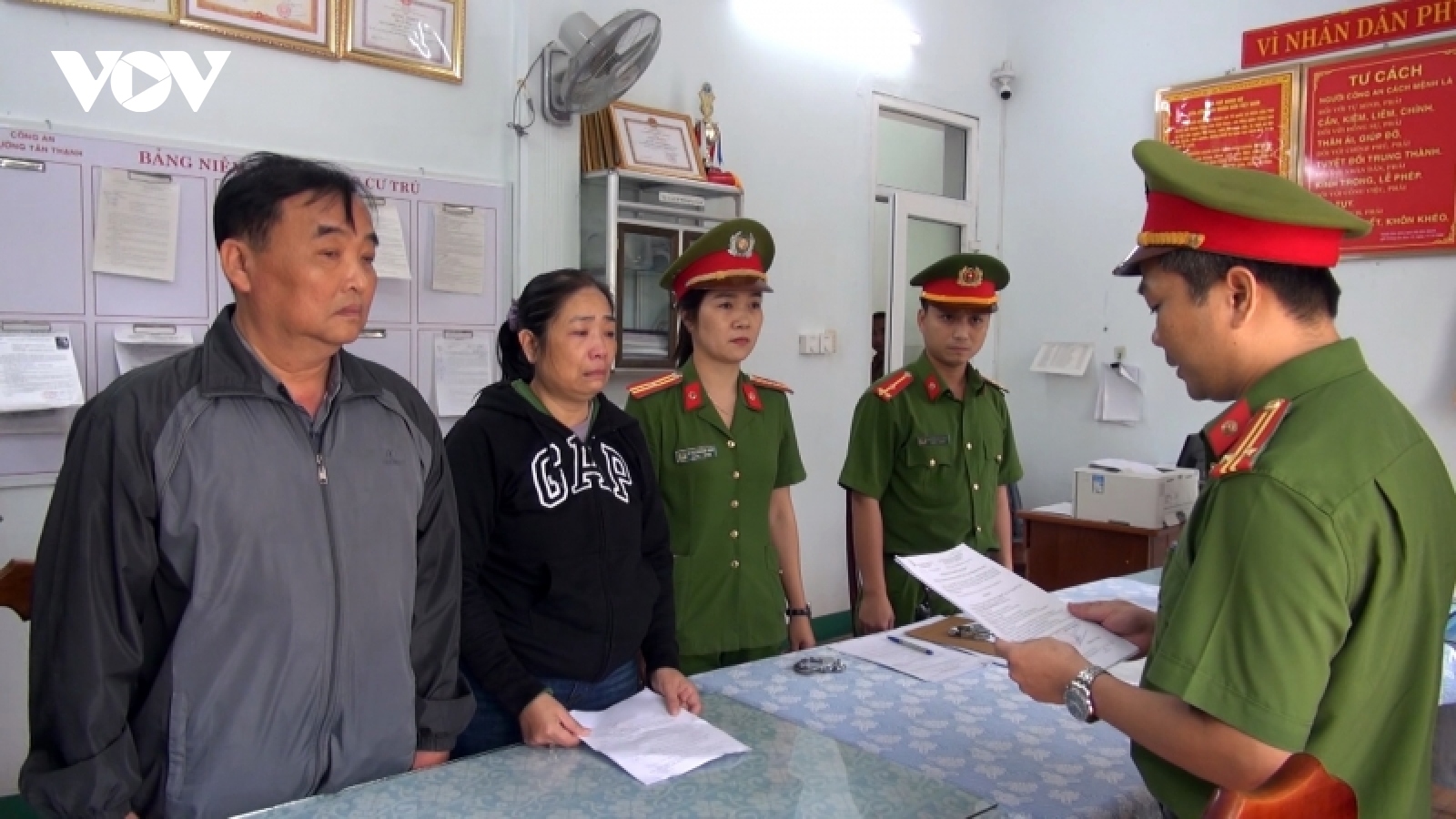 2 vợ chồng chiếm đoạt cả trăm tỷ đồng