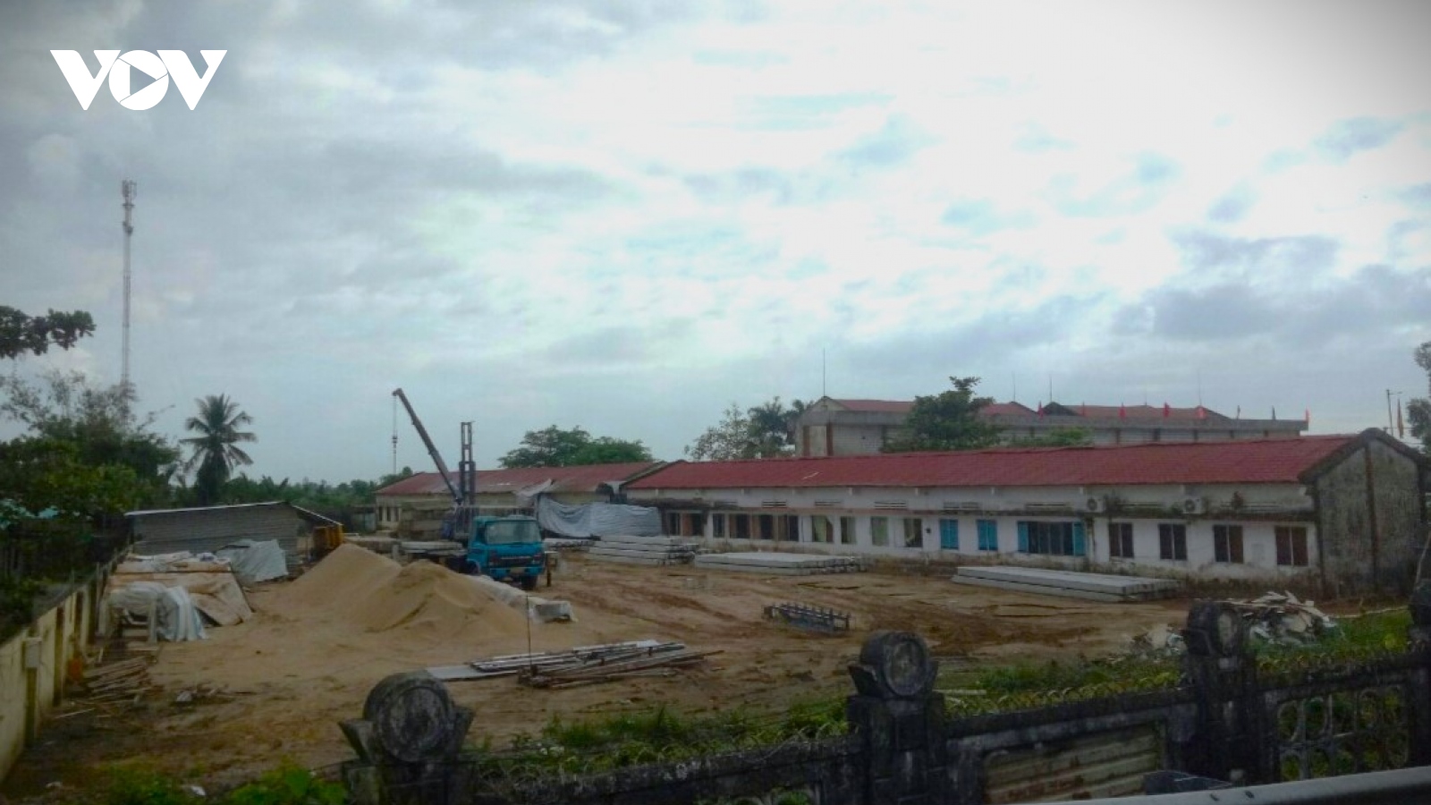 Xe cẩu đổ làm 5 học sinh đang ngồi học trong lớp bị thương