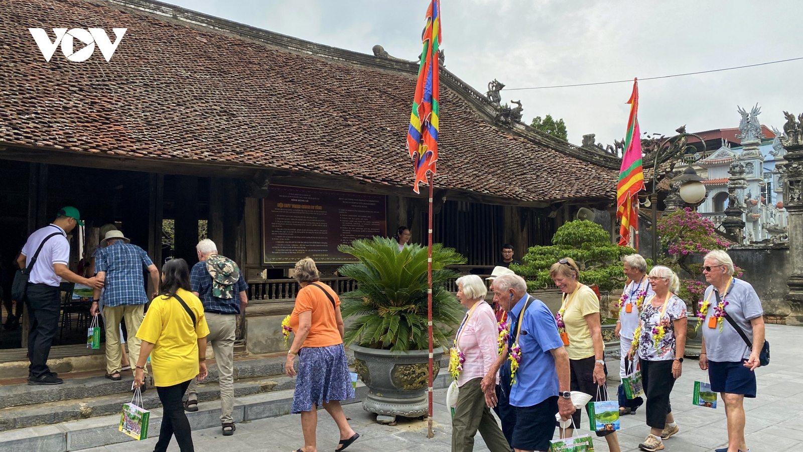 Trải nghiệm nét văn hóa đặc sắc vùng đất Tổ tại đình Hùng Lô