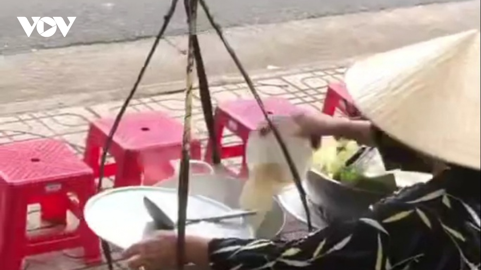 Xác minh thông tin người bán bún cá đổ thức ăn thừa vào nồi nước lèo