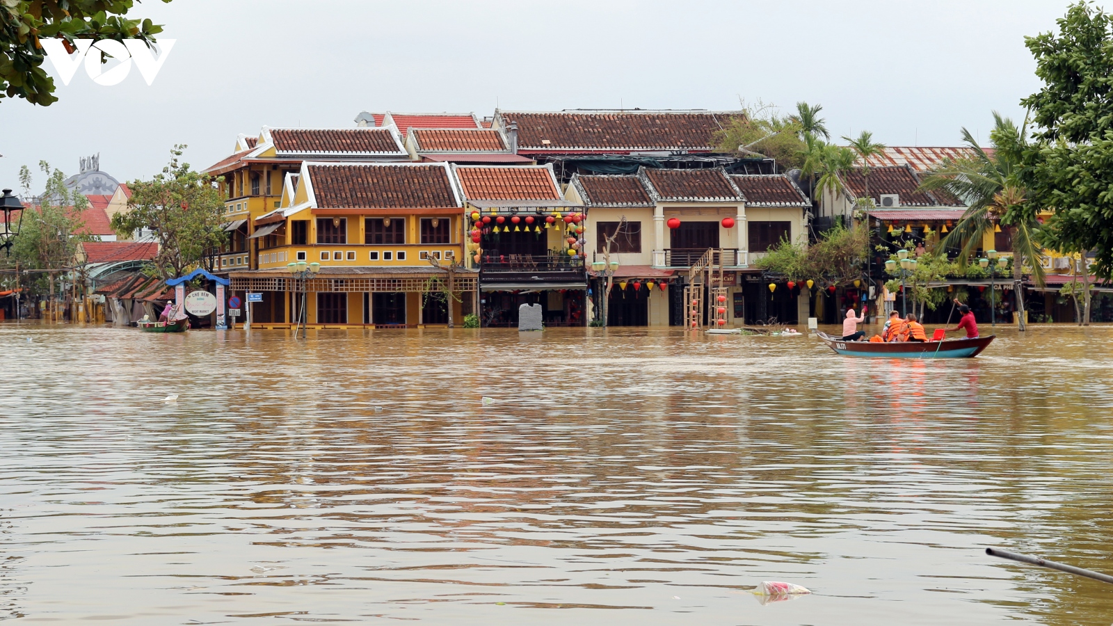 Mưa lớn, khu phố cổ Hội An ngập trong nước