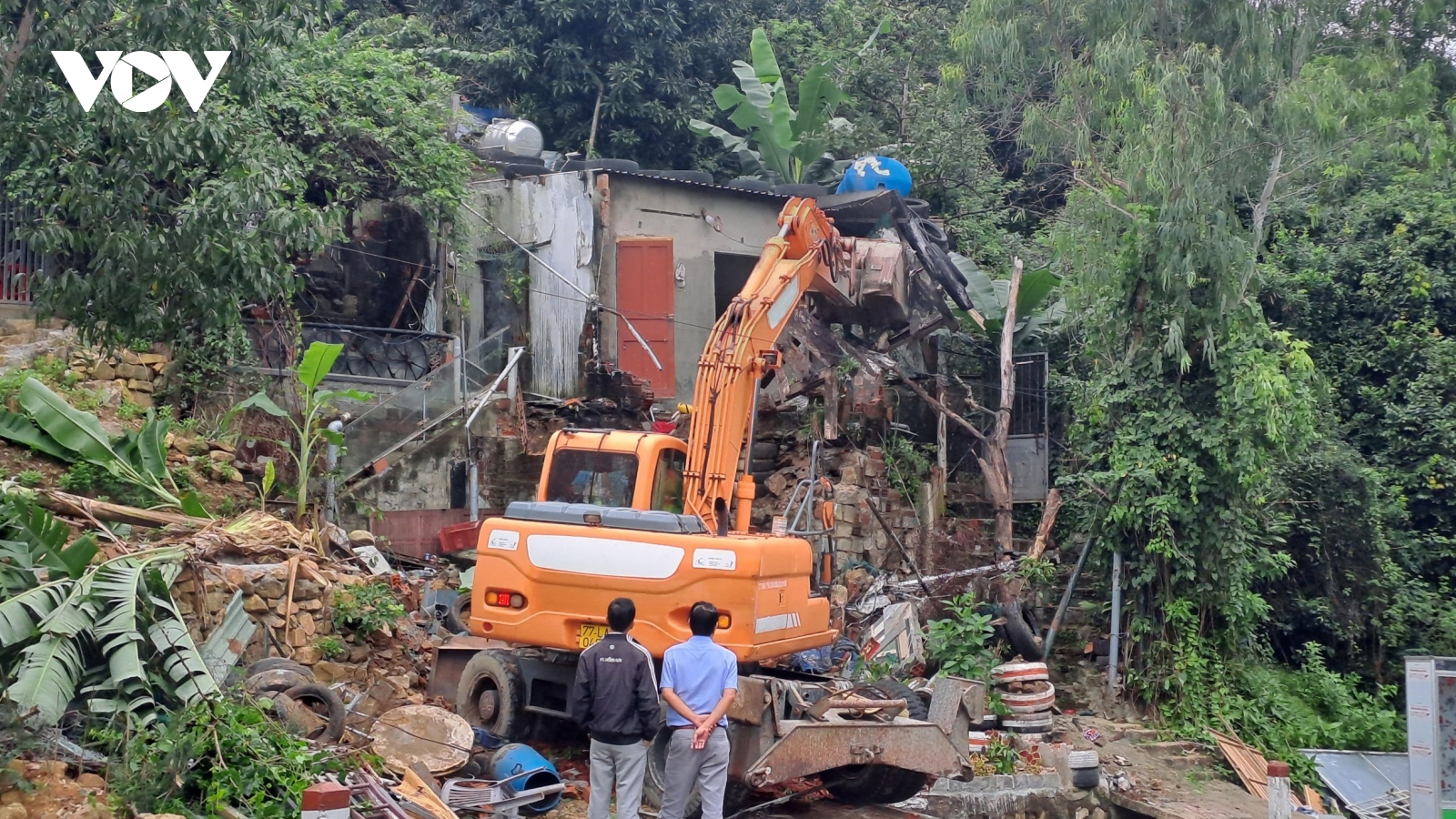 Bình Định tháo dỡ công trình xây dựng không phép dọc Quốc lộ 1D