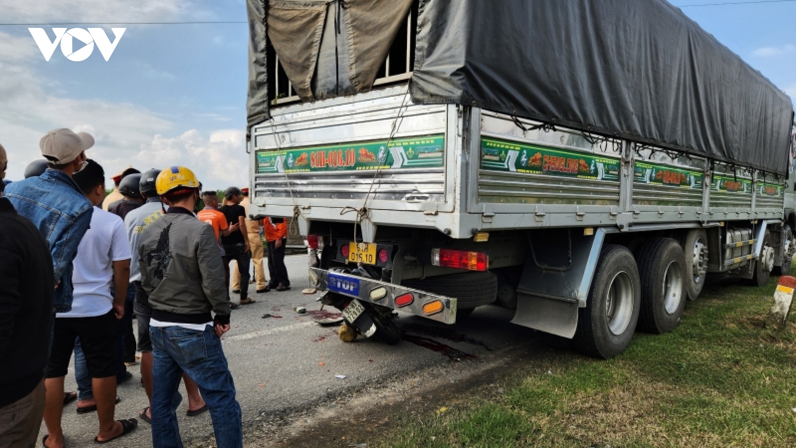 Tông vào đuôi xe ô tô tải đang dừng đỗ, 1 người tử vong