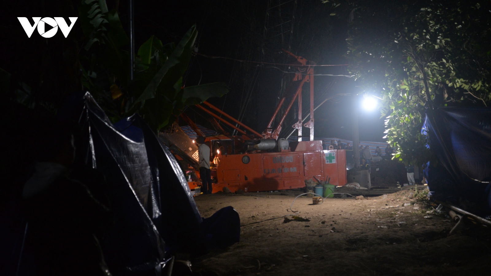 Trắng đêm giải cứu bé trai lọt xuống trụ bê tông rỗng, sâu 35m