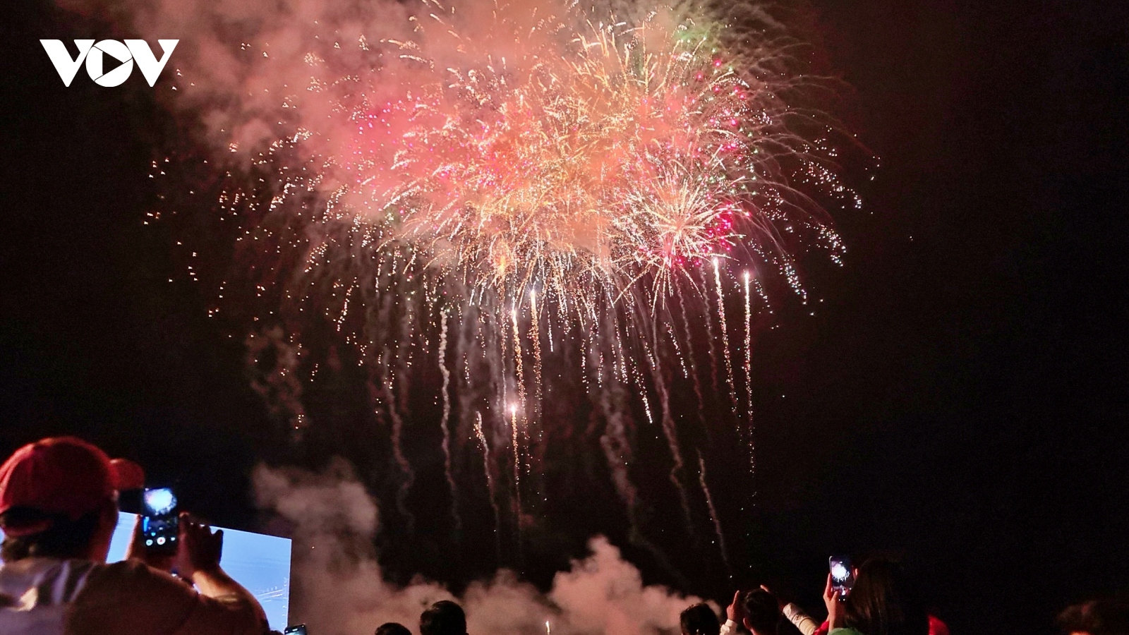 Mãn nhãn với màn bắn pháo hoa đón Giao thừa ở Phú Quốc