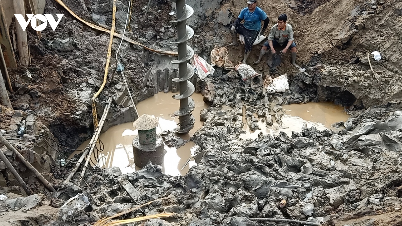 Chạy đua với thời gian để giải cứu bé trai 10 tuổi lọt xuống trụ bê tông sâu 35m