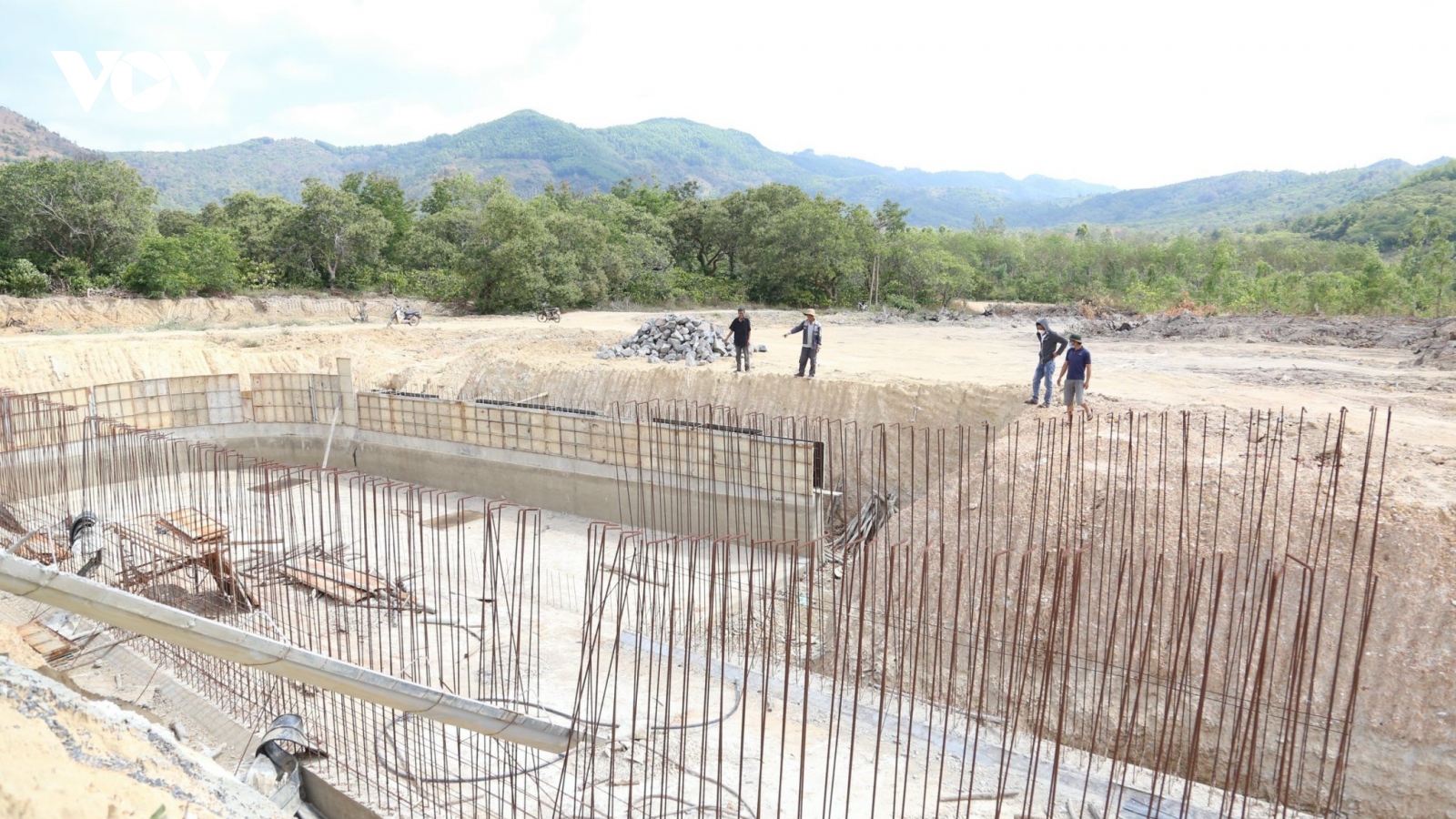 Dự án thuỷ lợi 305 tỷ đồng thành bãi hoang, tạm ứng 75 tỷ đồng để bồi thường cho dân