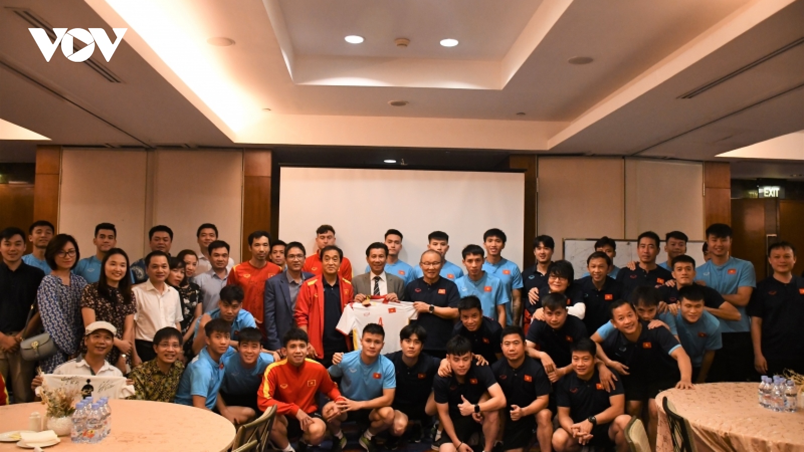 Đại sứ Việt Nam tại Indonesia động viên ĐTVN trước trận bán kết AFF Cup