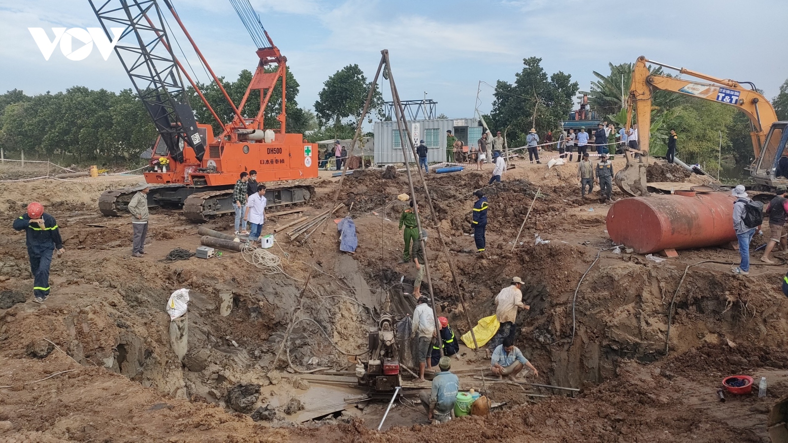 Nỗ lực cứu bé trai 10 tuổi lọt xuống trụ bê tông