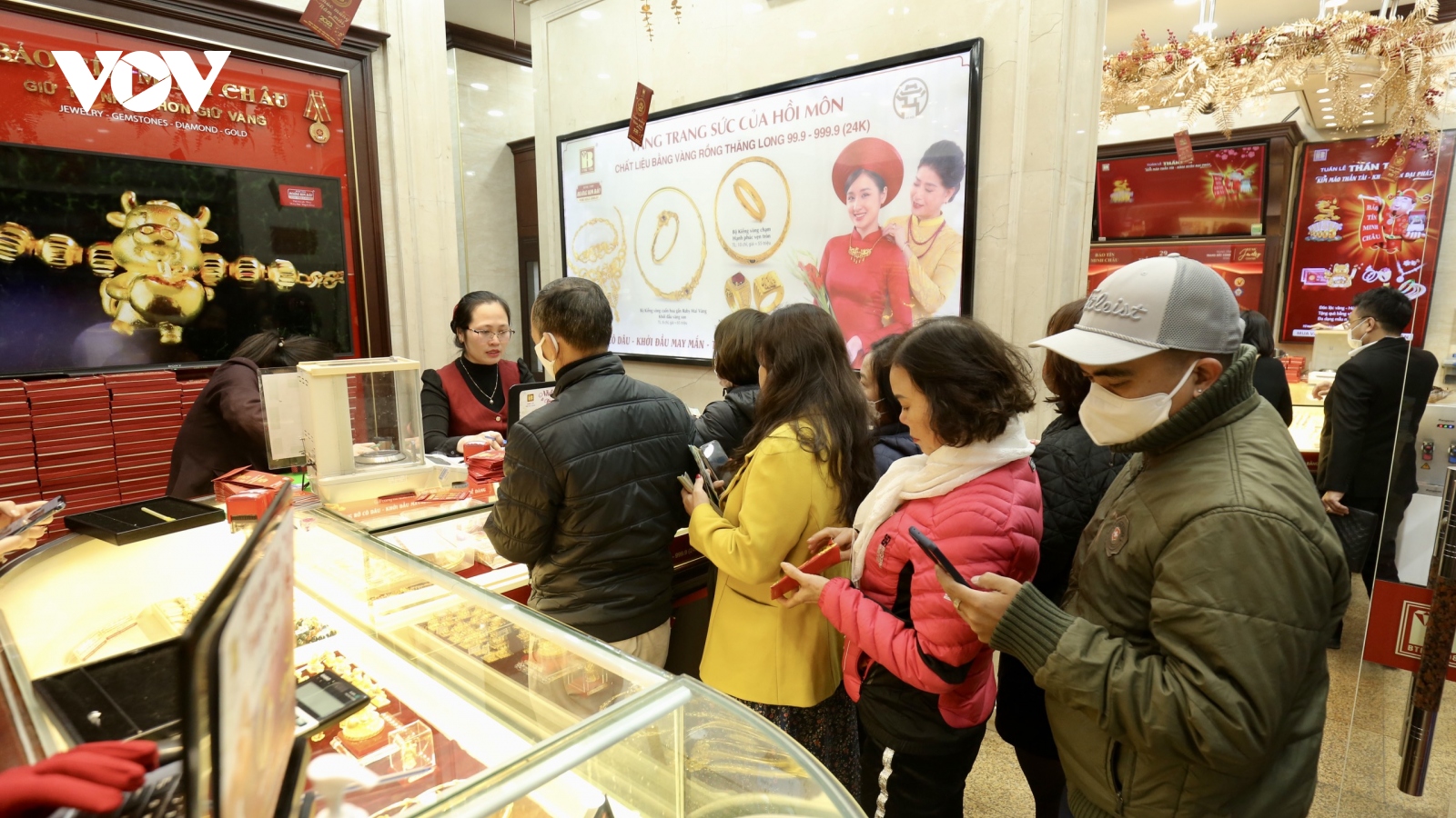 Chen chân xếp hàng nhận phiếu mua vàng ngày Vía Thần tài