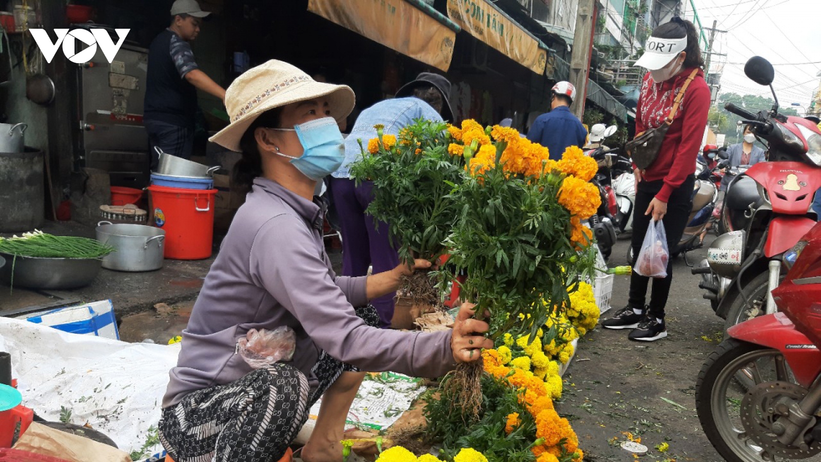 Lễ cúng ông Công, ông Táo: Giá trái cây ở TP.HCM tăng