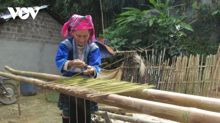 Đồng bào Mông Sơn La có nghề làm hương nhang thờ