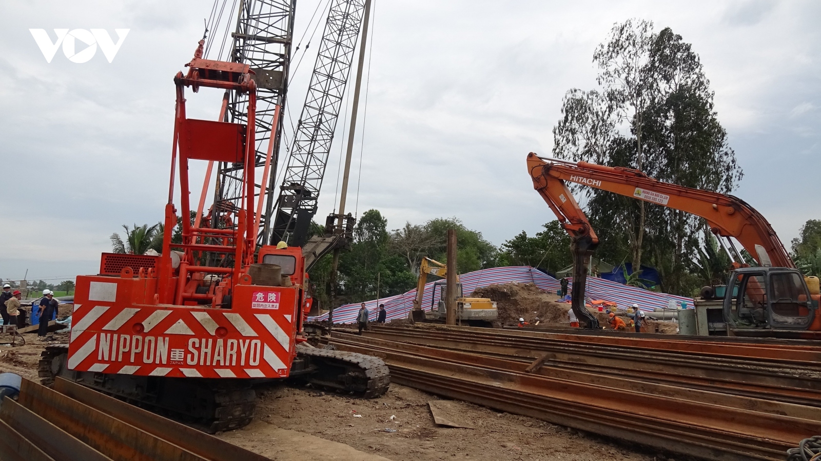 Vụ bé trai lọt xuống trụ bê tông: Vận chuyển nhiều thiết bị vào hiện trường