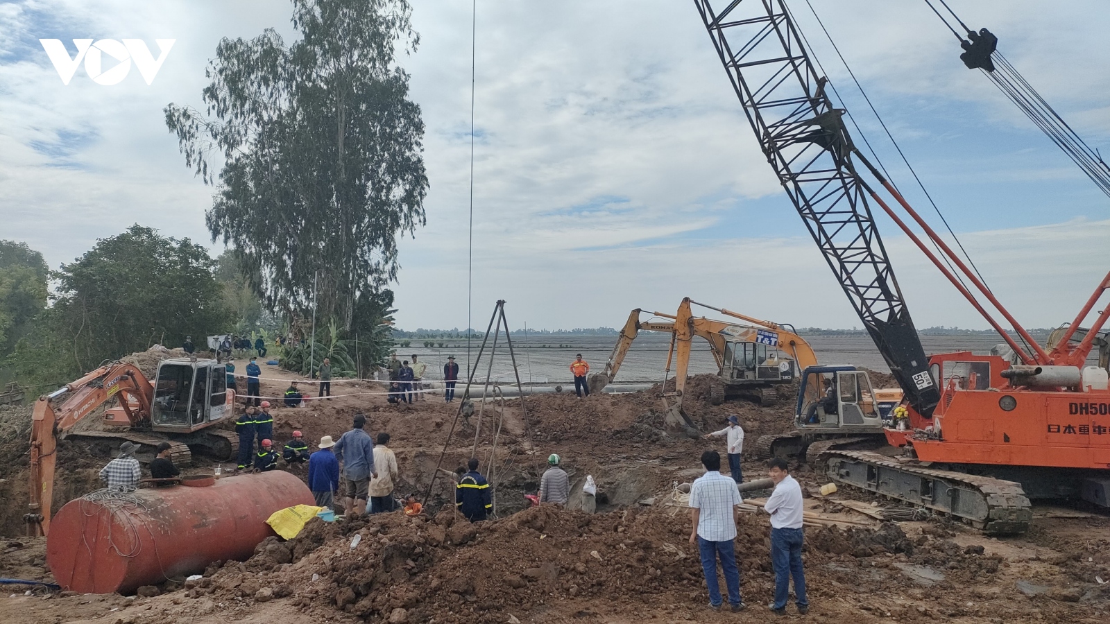 Chạy đua với thời gian giải cứu bé trai lọt xuống trụ bê tông