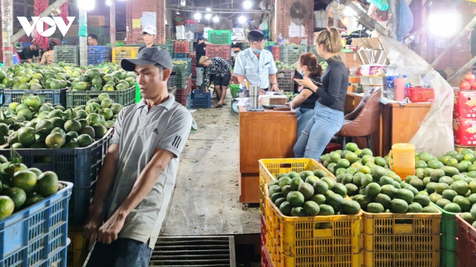 Cận Tết, nhiều mặt hàng thiết yếu tăng giá