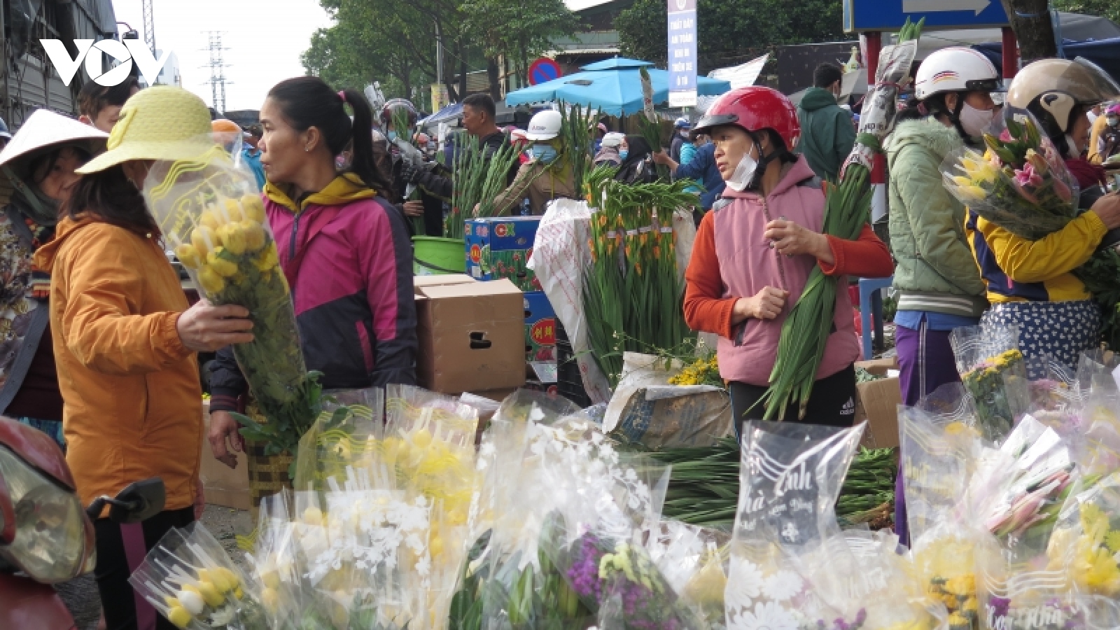 Hàng hóa Tết dồi dào, giá cả bình ổn