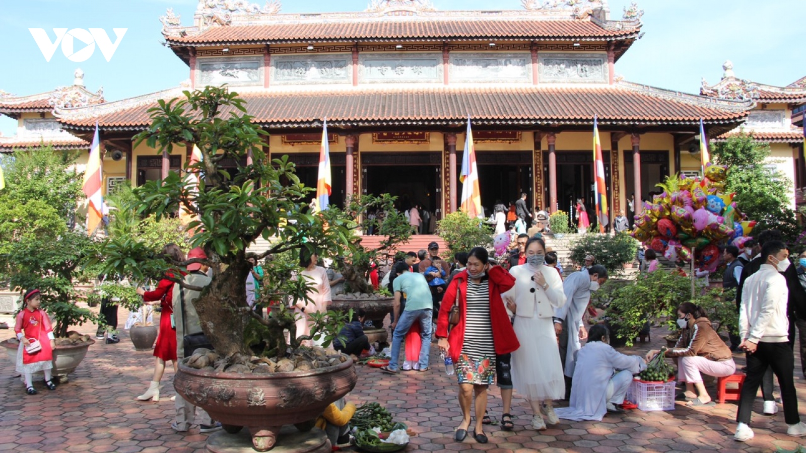 Đầu năm, người Huế rủ nhau đi lễ chùa