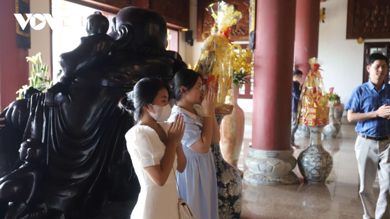 Người dân nườm nượp đổ về chùa Linh Ứng cầu an