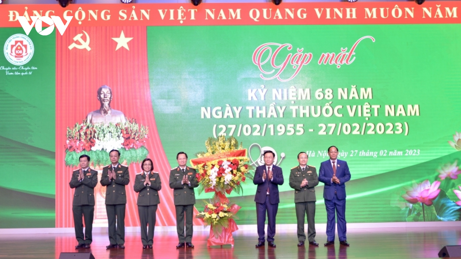 Chủ tịch Quốc hội thăm, chúc mừng Bệnh viện Trung ương Quân đội 108 nhân ngày 27/2