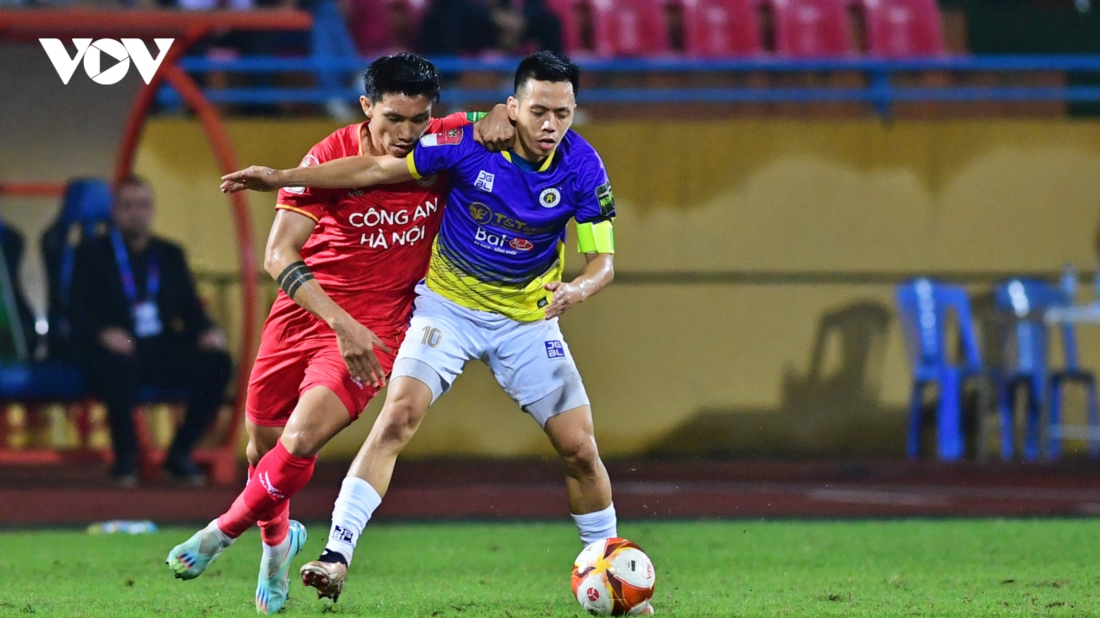 Văn Hậu thi đấu “không nương chân” với các đồng đội cũ ở Hà Nội FC