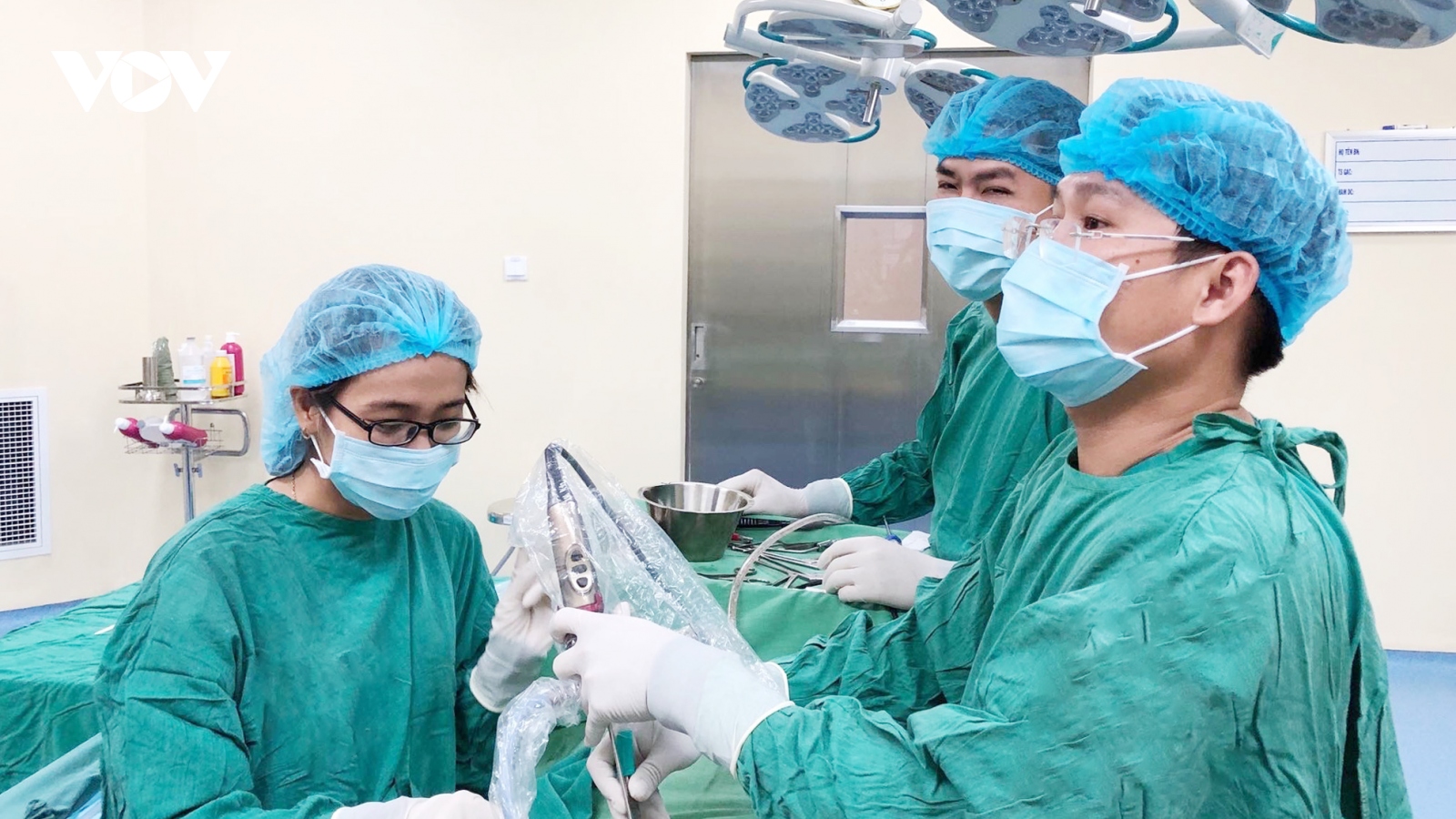 Nội soi thành công lấy dị vật là pin cháy khét nằm trong mũi của một bé gái 6 tuổi