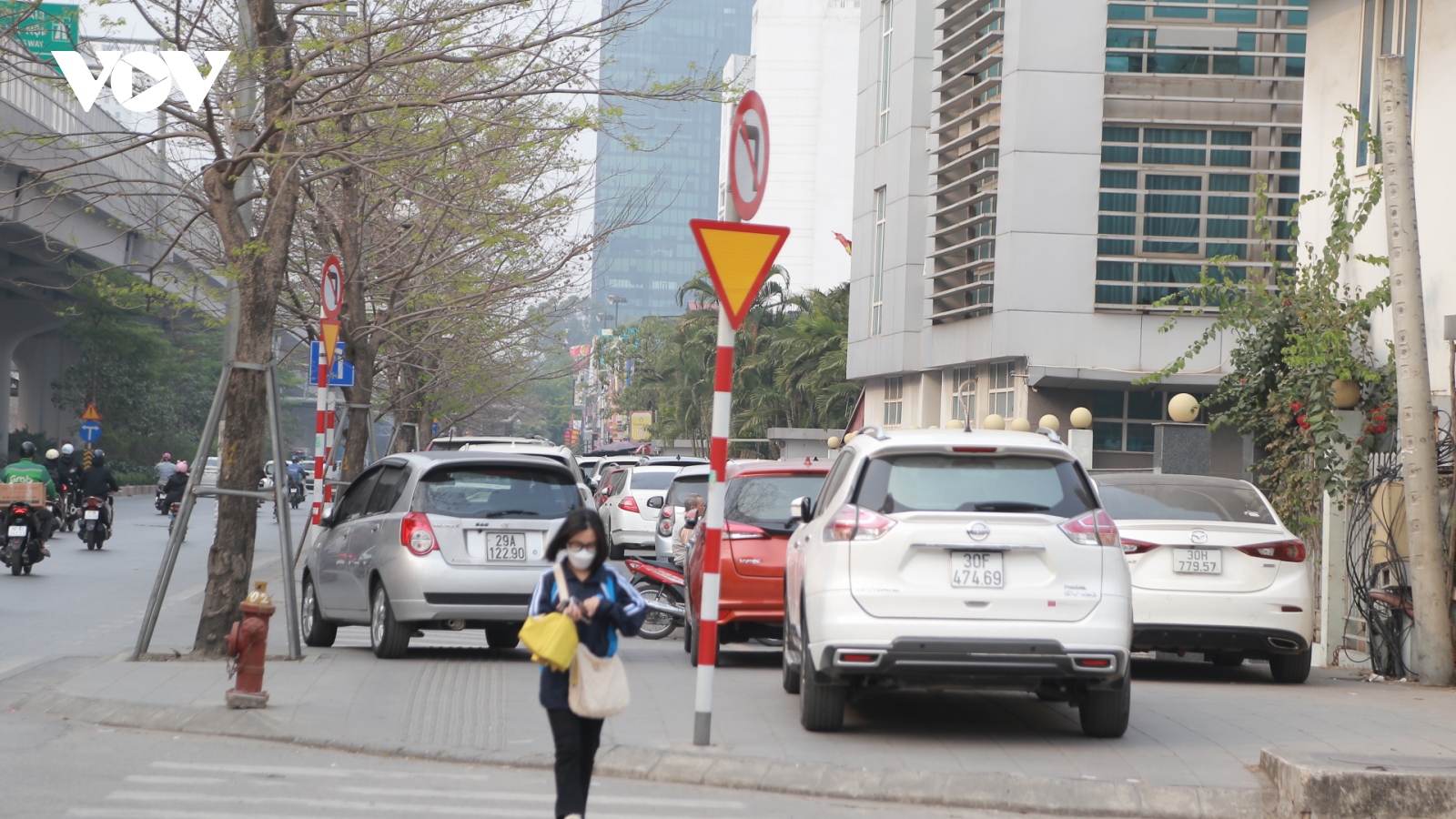 Ô tô ngang nhiên đỗ kín vỉa hè bất chấp nỗ lực dẹp vỉa hè của Hà Nội