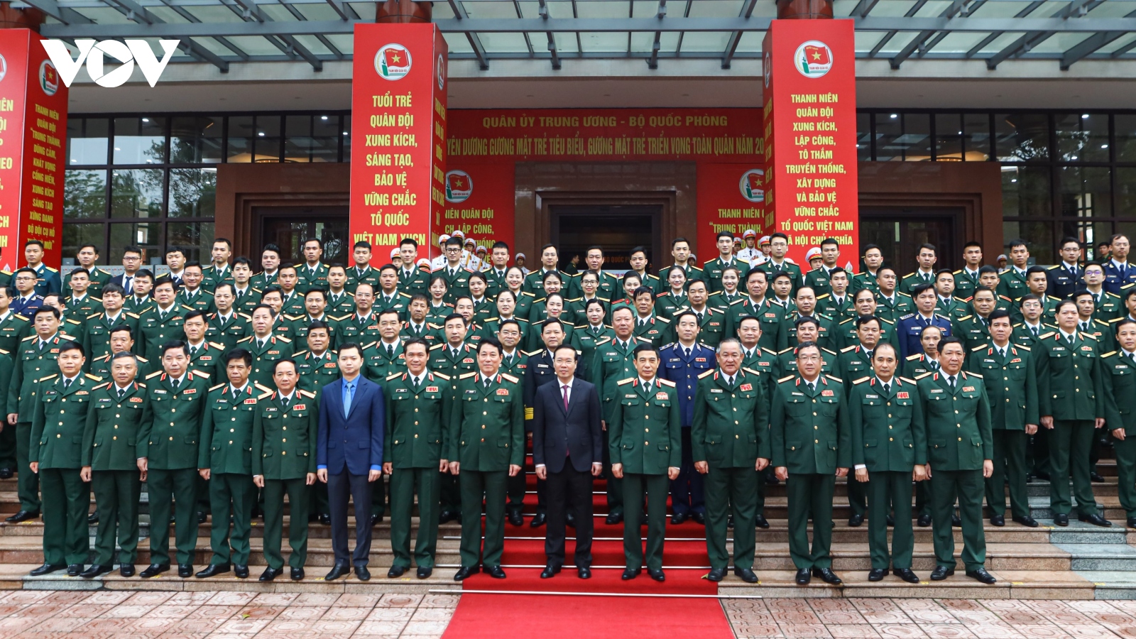 Chủ tịch nước dự lễ tuyên dương gương mặt trẻ tiêu biểu toàn quân 2022