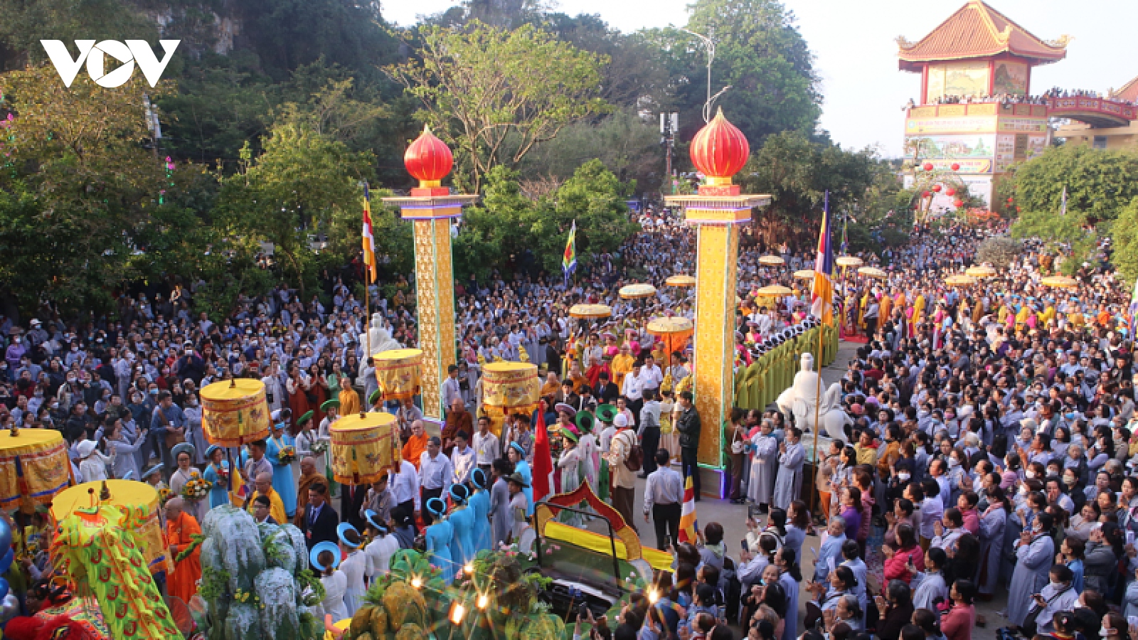 Hàng ngàn người về dự Lễ hội Quán Thế Âm Ngũ Hành Sơn