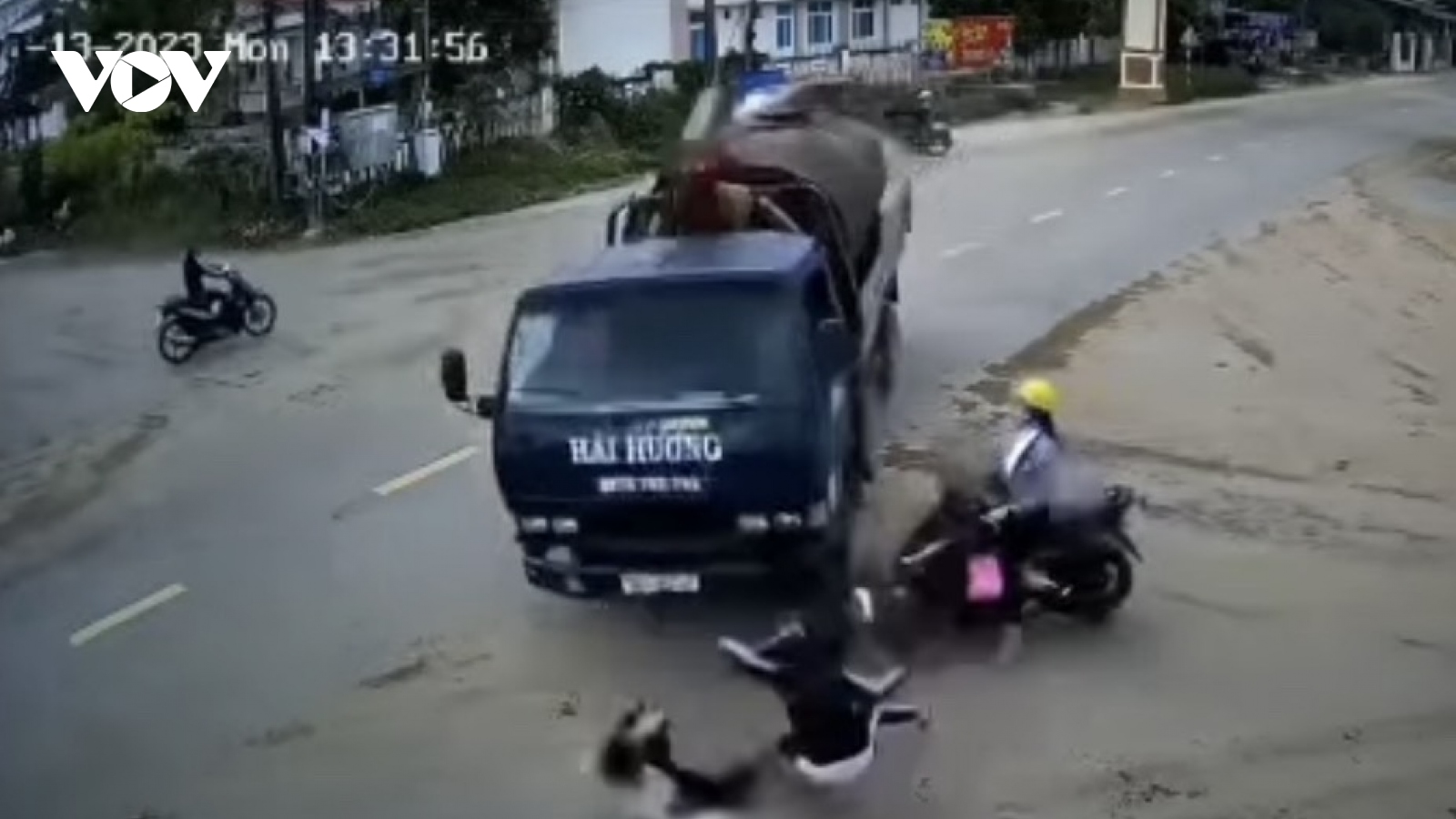 Xe cẩu tông xe đạp điện khiến 2 học sinh lớp 6 tử vong và bị thương