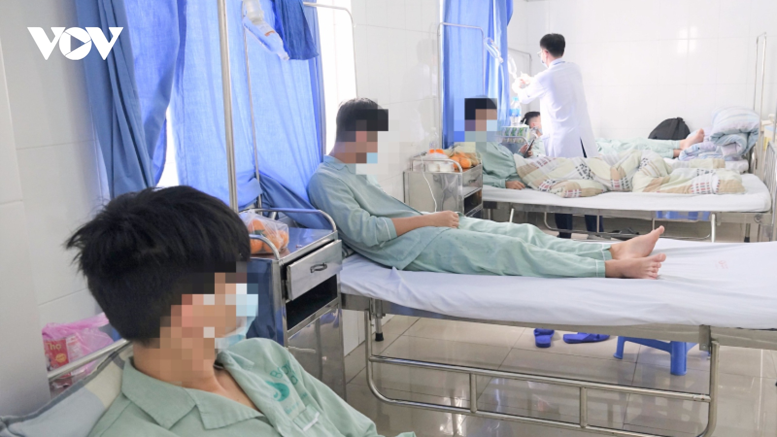 Bốn nam sinh nhập viện do hút thuốc lá điện tử