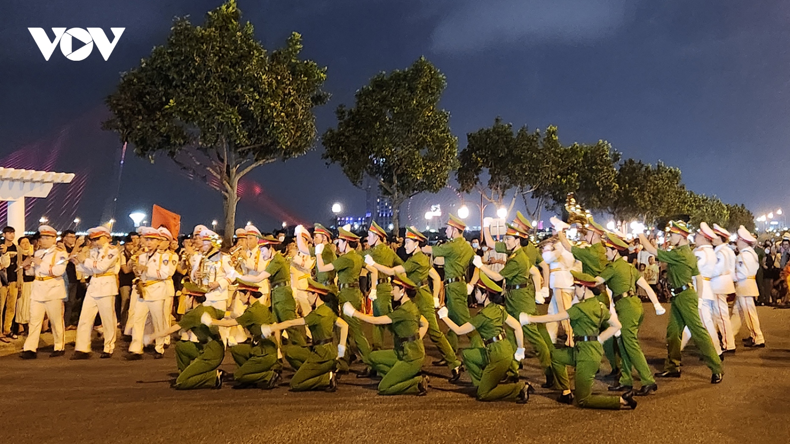 Đoàn Nghi lễ Công an nhân dân biểu diễn nhạc kèn diễu hành đường phố tại Đà Nẵng