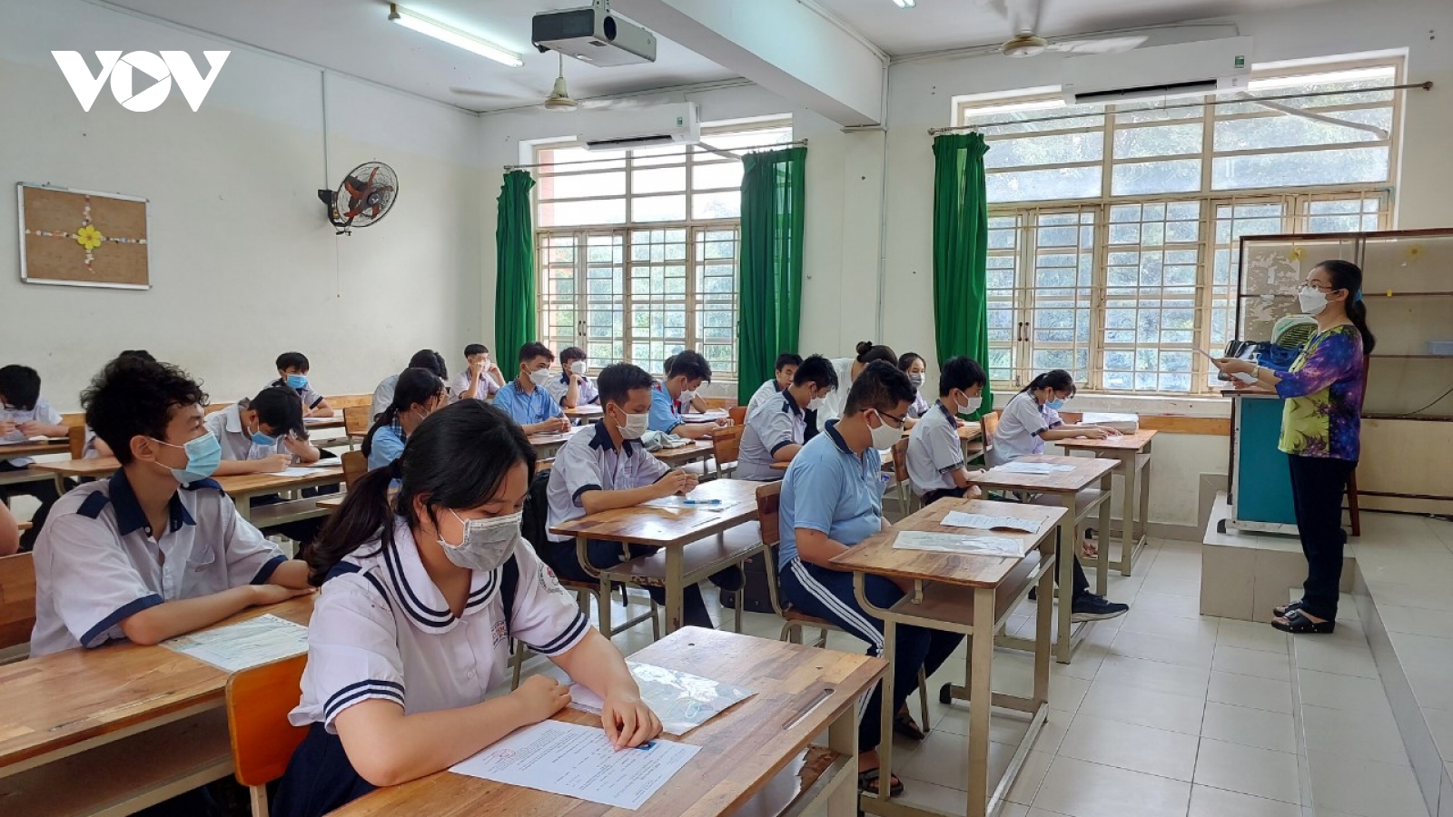 Học sinh TP.HCM đăng ký tuyển sinh vào lớp 10 qua app