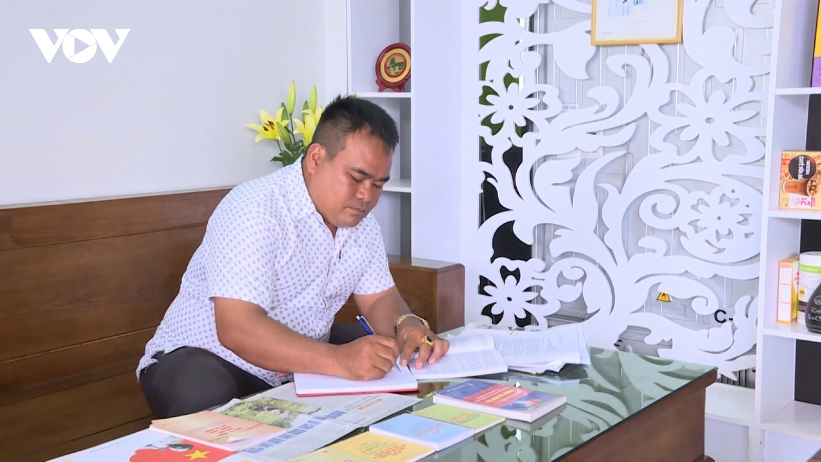 Bí thư chi bộ người K’ho luôn trăn trở để người dân thoát nghèo